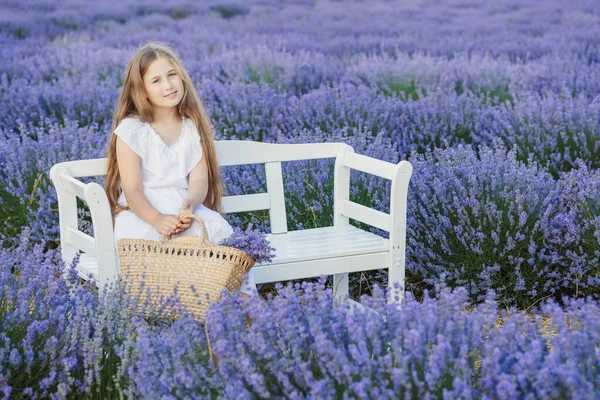 Porträt eines Mädchens auf einem Lavendelfeld — Stockfoto