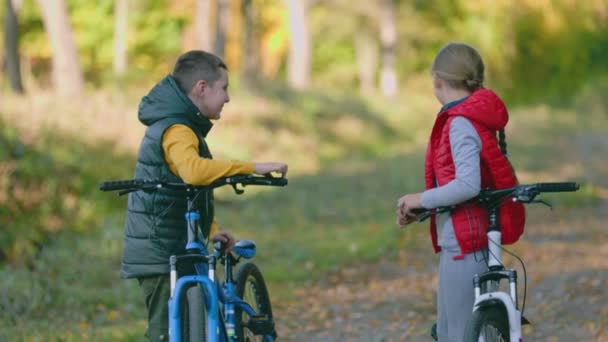 Dzieci z rowerami w naturze — Wideo stockowe