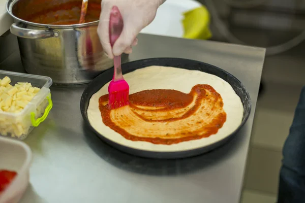 Cook pizza — Stock Photo, Image