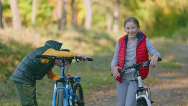 Bambini con biciclette nella natura — Video Stock
