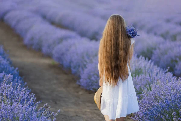 Портрет девушки на лавандовом поле — стоковое фото
