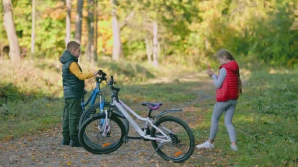 Kinderen met een fiets worden gefotografeerd — Stockvideo