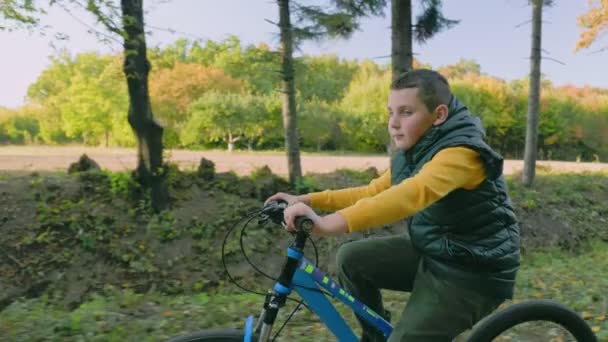 Mały chłopiec jazda na rowerze — Wideo stockowe