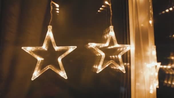 Guirlanda na forma de estrelas na janela — Vídeo de Stock