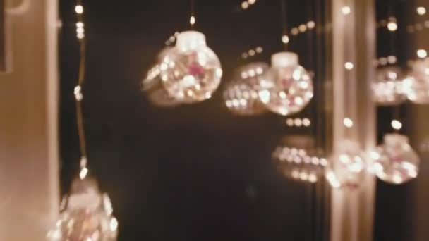 Ventana decorada con una guirnalda con bolas — Vídeos de Stock
