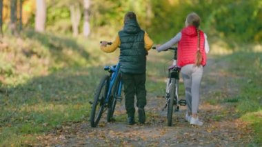 Çocuklar bisikletle yürür