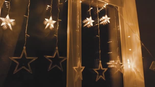 Girlanda w postaci gwiazd na oknie — Wideo stockowe