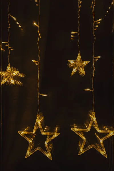 Guirlanda brilhante na forma de estrelas — Fotografia de Stock