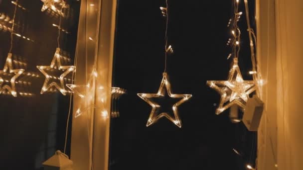 Сяюча гірлянда у вигляді зірок — стокове відео