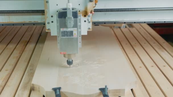 Trabalho de uma máquina de madeira CNC — Vídeo de Stock