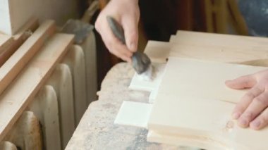 Kapı parçaları yapıştırılıyor