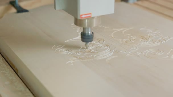 Cutting a pattern de wood blank using a machine — Stock Video