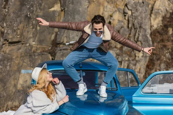 Pareja con coche retro —  Fotos de Stock