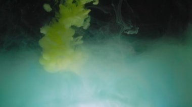 Suda mavi ve sarı boya