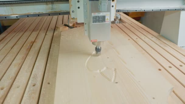 CNC-machine snijdt vormen op een stuk hout — Stockvideo
