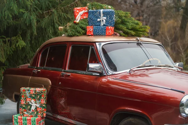 Coche retro con regalos — Foto de Stock