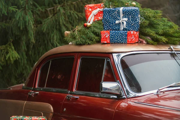 Voiture rétro avec cadeaux — Photo