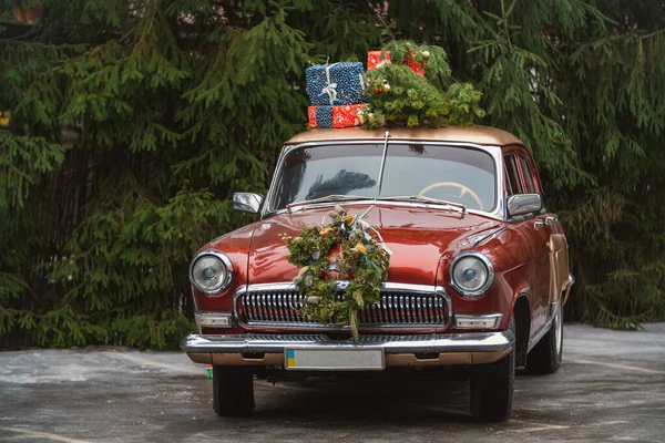 Auto retrò con regali sul tetto — Foto Stock