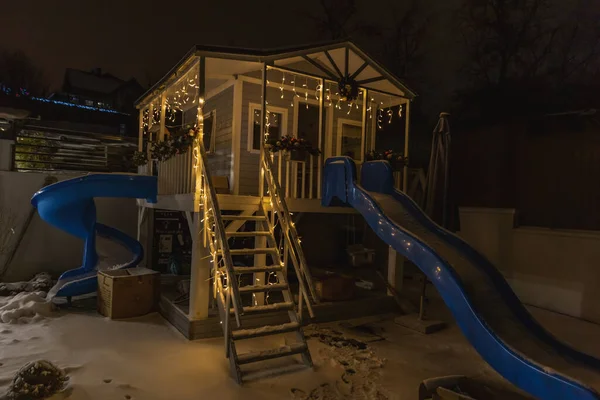 Casa per bambini decorata con ghirlande — Foto Stock