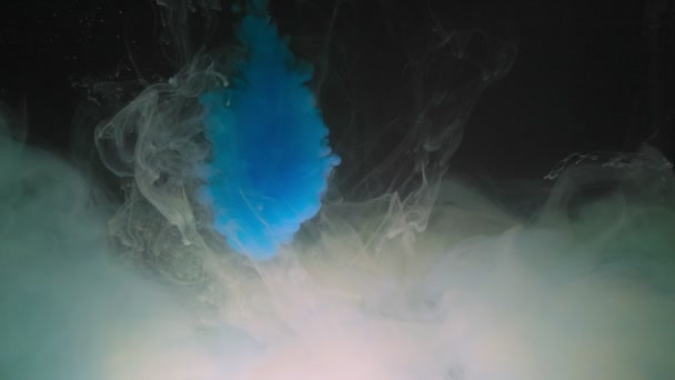 Blaue und gelbe Farbe im Wasser — Stockvideo