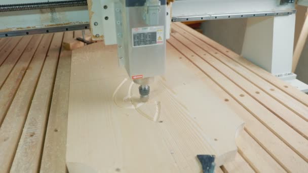 CNC машина вирізає форми на шматок деревини — стокове відео