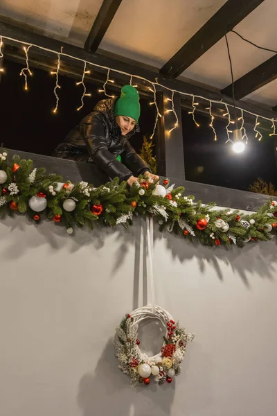 La ragazza decora il gazebo nel cortile — Foto Stock