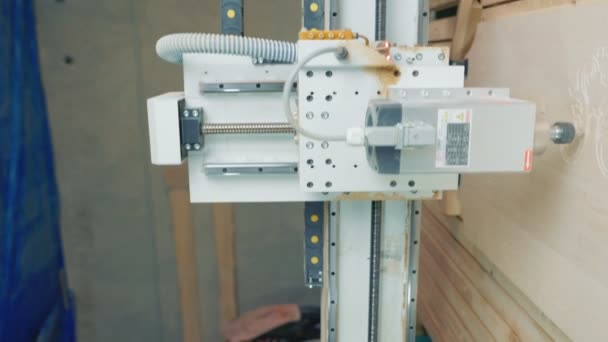 Máquina cnc de trabalho para trabalhar madeira — Vídeo de Stock