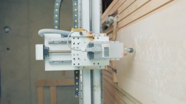 ahşap işçiliği için çalışan cnc makinesi