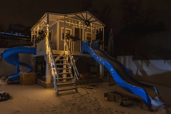 Maison d'enfants décorée avec des guirlandes — Photo