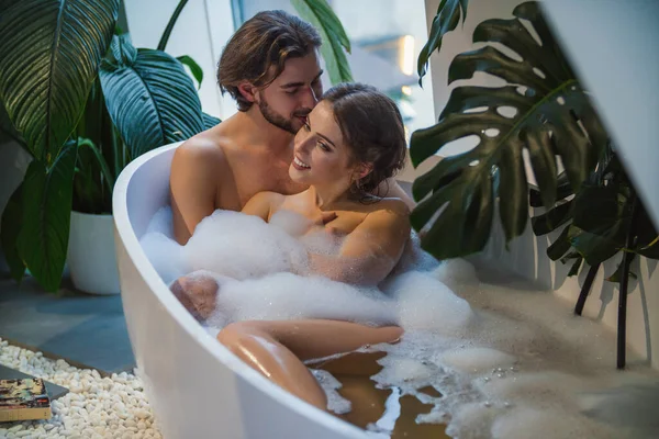 Güzel çift banyoda yatıyor.