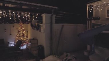 Çardakta süslü Noel ağacı