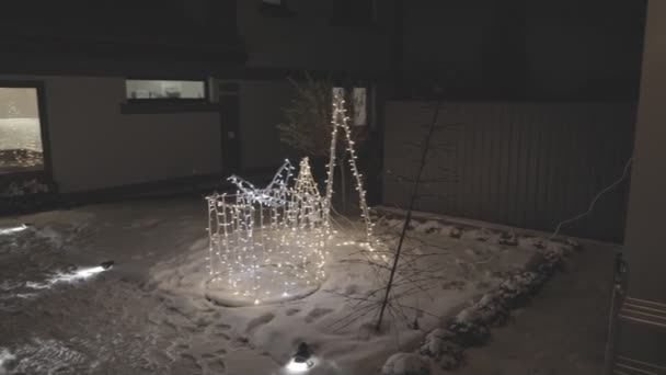 Вихревые гирлянды в форме рождественской елки и подарка — стоковое видео