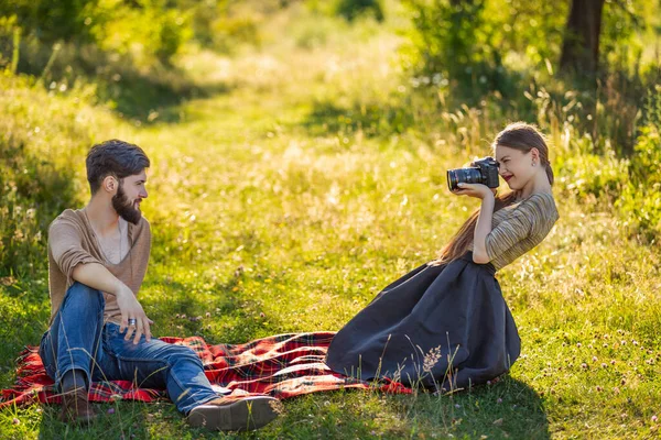 Mädchen macht ein Foto von ihrem Freund — Stockfoto