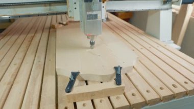 CNC makinesi bir çalışma parçasının kalıbını keser