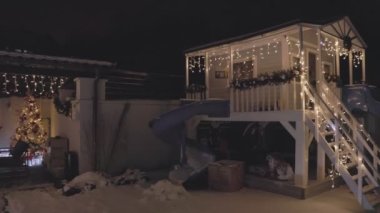 Çardakta süslü Noel ağacı