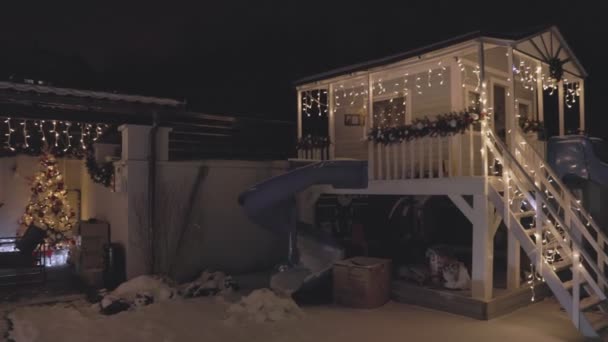 Árbol de Navidad decorado en el gazebo — Vídeo de stock