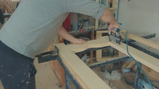 Assemblaggio porta in legno — Video Stock