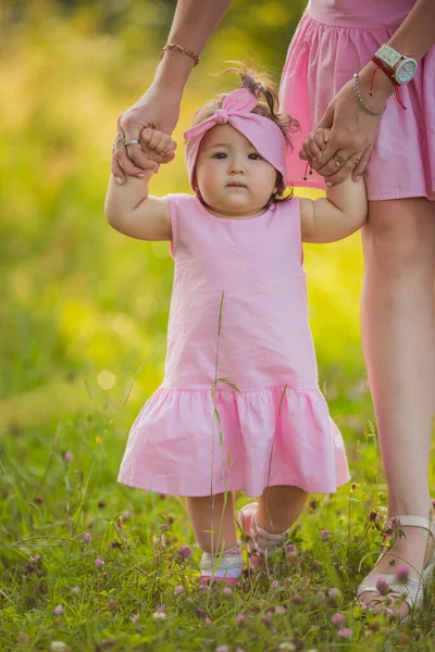 Little girl walks on the lawn — Stock Photo, Image