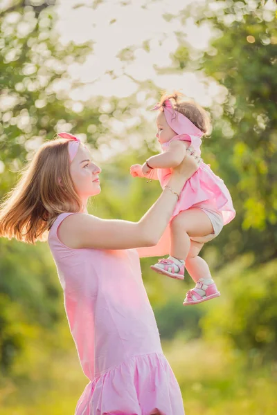 Madre con hija pequeña en sus brazos — Foto de Stock