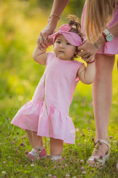 Little girl walks on the lawn — Stock Photo, Image