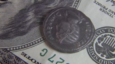 Eski Roma madeni parası 100 dolarlık banknotta.