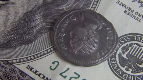 Стара монета пізнього Риму за сто доларів. — стокове відео
