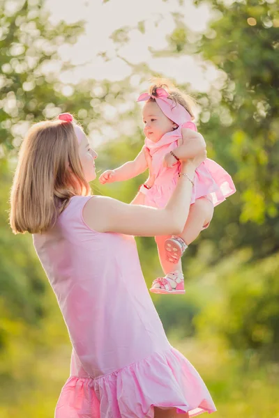 Moeder met dochtertje in haar armen — Stockfoto