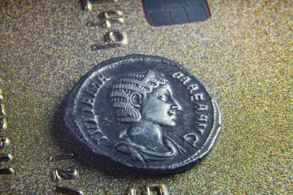 Stará mince poblíž čipu NFC — Stock fotografie