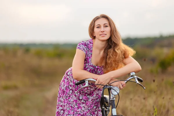 自転車のある女性の肖像画です — ストック写真