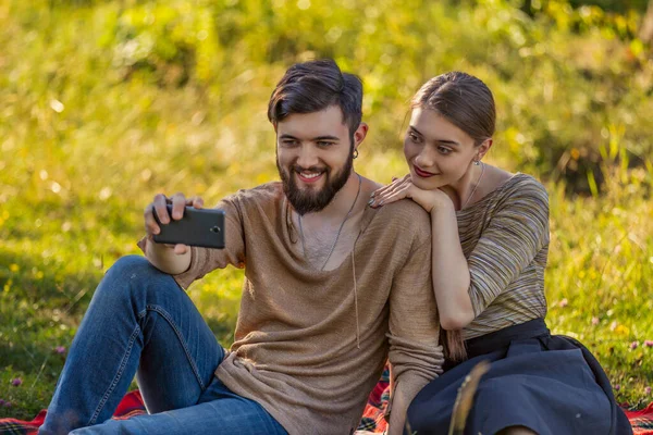 Unga par tar en selfie på telefonen — Stockfoto