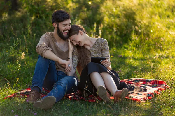 Casal olhando para tablet — Fotografia de Stock