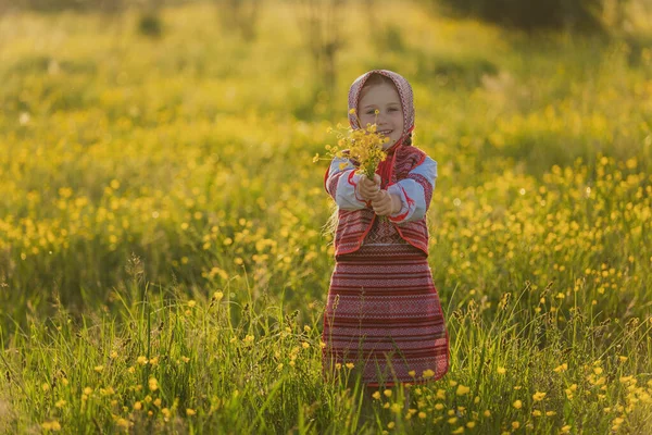 草坪上的姑娘，开黄色的花 — 图库照片