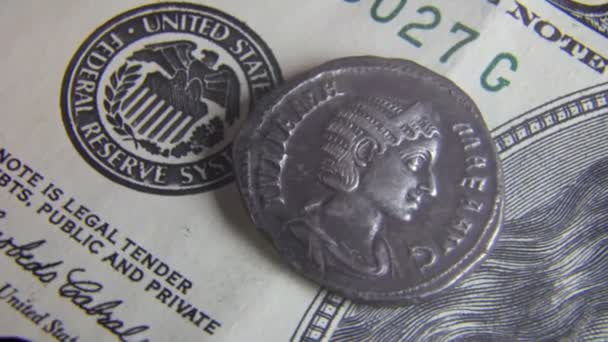 Oude munt van het late Rome op honderd dollar biljet — Stockvideo