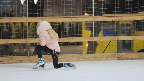Chica patinaje sobre hielo — Vídeo de stock